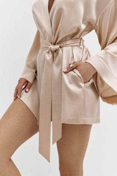 Бежевый шелковый халат Kelly